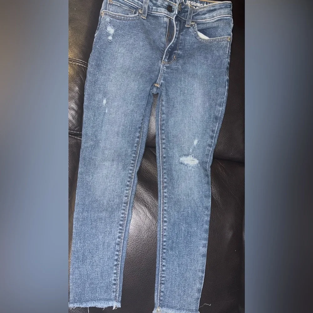 High-Rise Skinny Ankle Jeggings and blue cotton T with embroidered stars. - Picture 10 of 13
